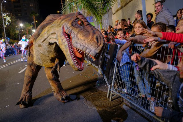 Alrededor de 250.000 personas se vuelcan con Sus Majestades los Reyes Magos de Oriente en Santa Cruz de Tenerife 1 Dinosaurios mansos