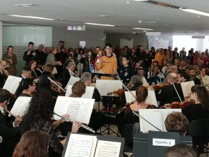 La Orquesta Sinfónica de Tenerife ofrece su tradicional concierto a pacientes, usuarios y personal sanitario del HUC 18 Dos niños del HUC dirigiendo a la OST
