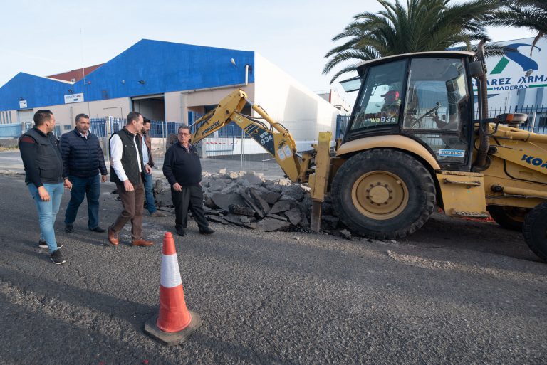 Ecoaga mejora la  red viaria de  las calles Adelfas  y Algarrobos y amplia  la zona de aparcamientos  de la  zona