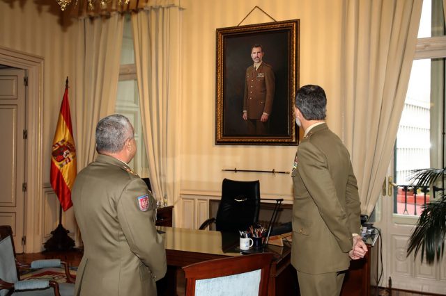 Felipe VI admira en vivo su retrato, realizado por el pintor Antonio Montiel 1 El Rey contempla su retrato. Obra de Antonio Montiel 2