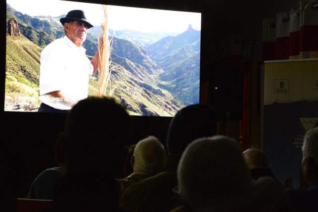 En pantalla un habitante de la cumbre en un fotograma del documental