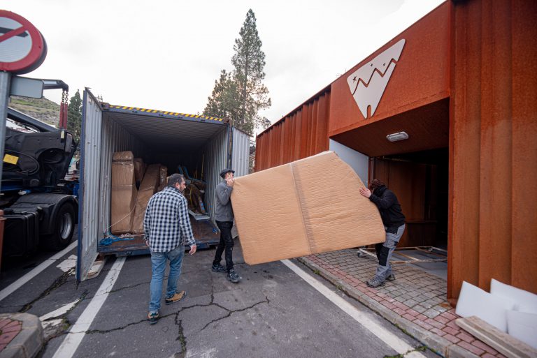 El Cabildo de Gran Canaria inicia el montaje de la réplica de Risco Caído en Artenara tras la llegada hoy de sus cincuenta piezas