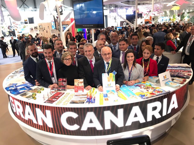 El concejal de Turismo del municipio y el propietario de Loro Parque definen en Fitur los pasos para el desbloqueo definitivo del Siam Park