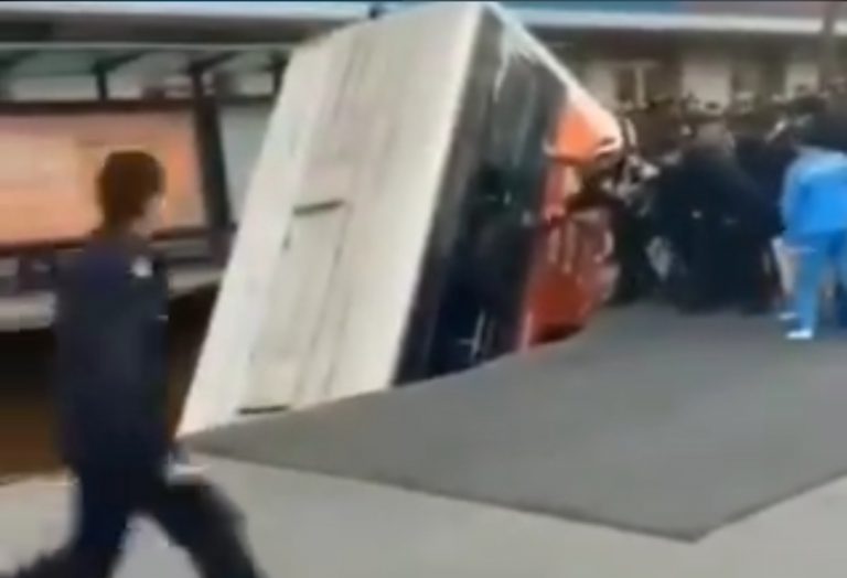 Un autobús cae en un socavón y deja seis muertos, cuatro desaparecidos y varios heridos