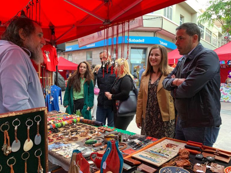 Veintiún creadores ofrecen sus productos hasta el domingo en la zona comercial abierta de San Gregorio