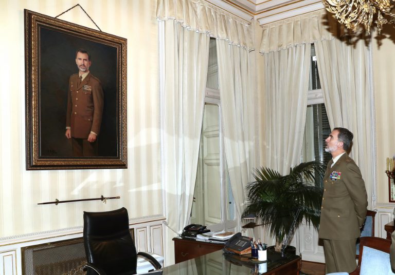 Felipe VI admira en vivo su retrato, realizado por el pintor Antonio  Montiel