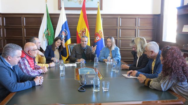 Guacimara Medina junto a Miguel Jorge Blanco durante la visita junto a la Corporación satauteña