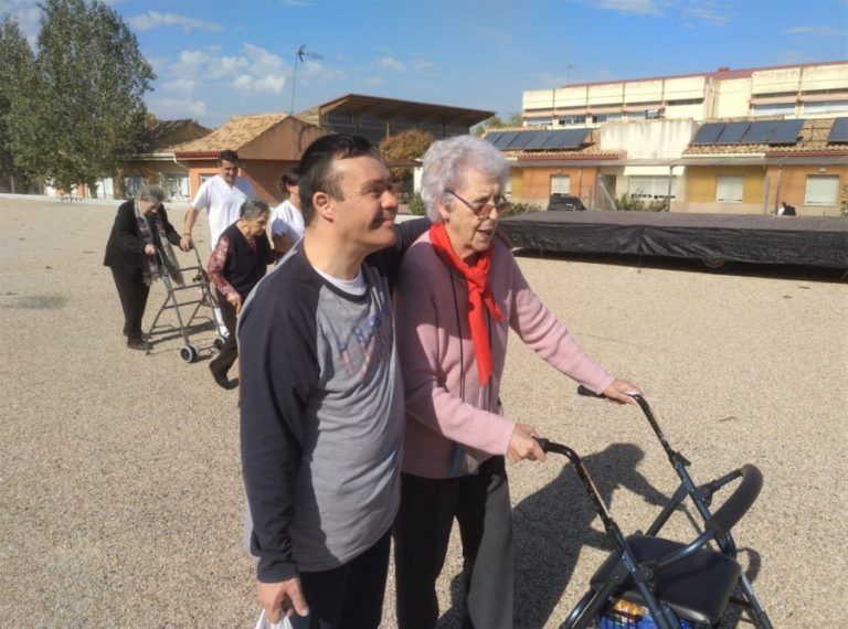 El bingo y el parchís que combaten la soledad de las personas mayores