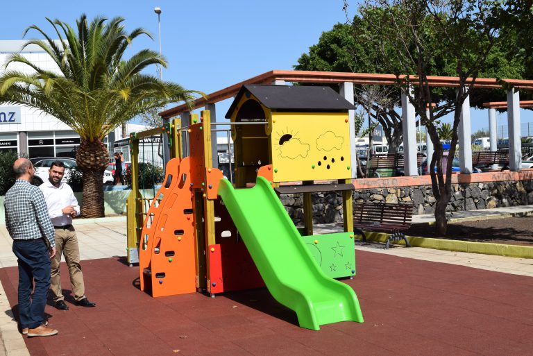 El Ayuntamiento de La Laguna renueva y mejora una quincena de parques infantiles en el último semestre de 2019
