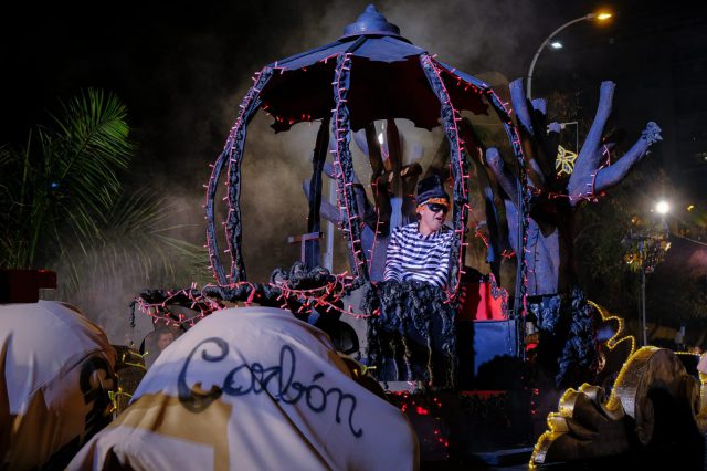 Alrededor de 250.000 personas se vuelcan con Sus Majestades los Reyes Magos de Oriente en Santa Cruz de Tenerife 3 La carroza del carbón y el ladrón de pasteles