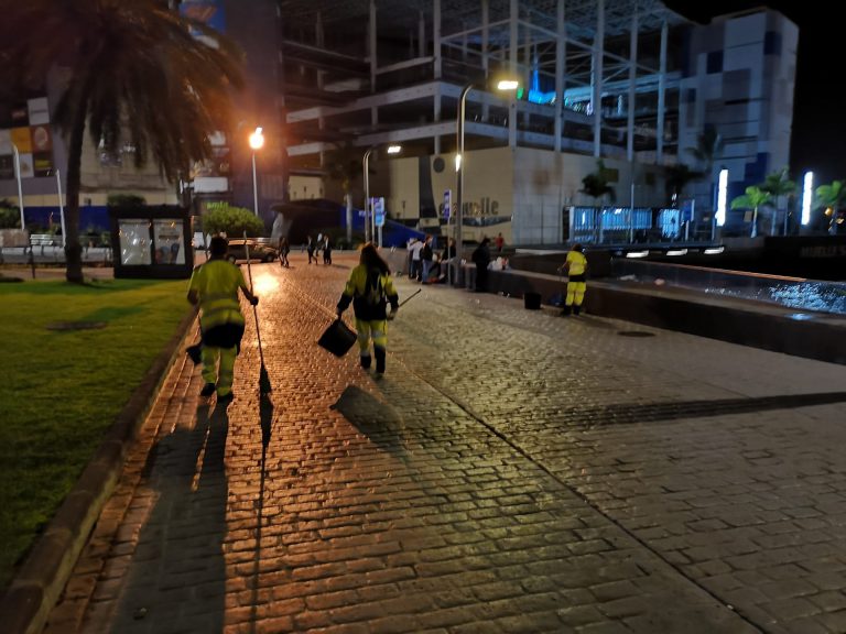Limpieza retira 3.900 kilos de residuos tras la celebración de la Nochevieja en Las Palmas de Gran Canaria