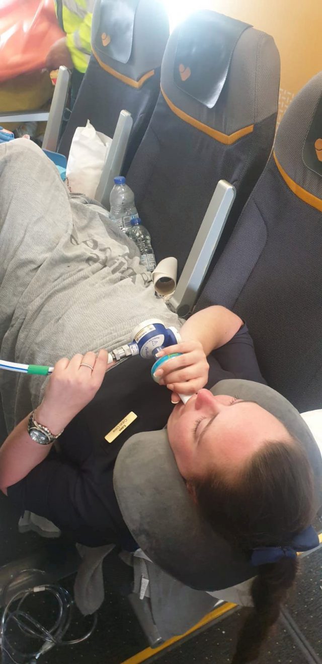 Una azafata se rompe la pierna en siete partes durante las turbulencias en un vuelo 1 NINTCHDBPICT000550066305