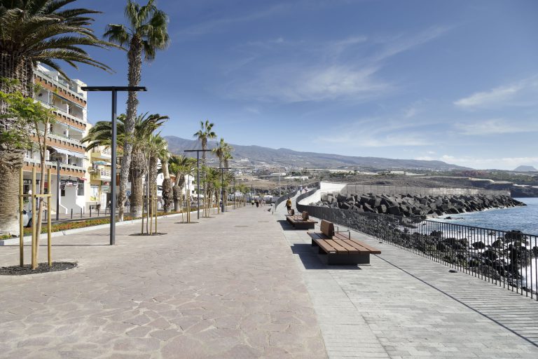 El consejero de Turismo supervisa obras de mejora en varias zonas turísticas del sur