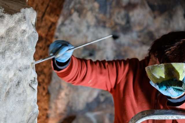 Otra especialista de Factum Arte concentrada en el trabajo que se desarrolla en Artenara