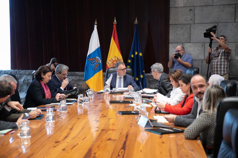 Los pensionistas canarios con renta anual inferior a 18.000 euros no pagarán por sus medicamentos tras aprobarse el decreto ley que elimina el copago