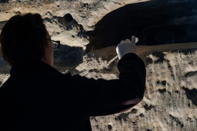 Una técnico de Factum Arte da uno de los retoques finales en una parte de la réplica