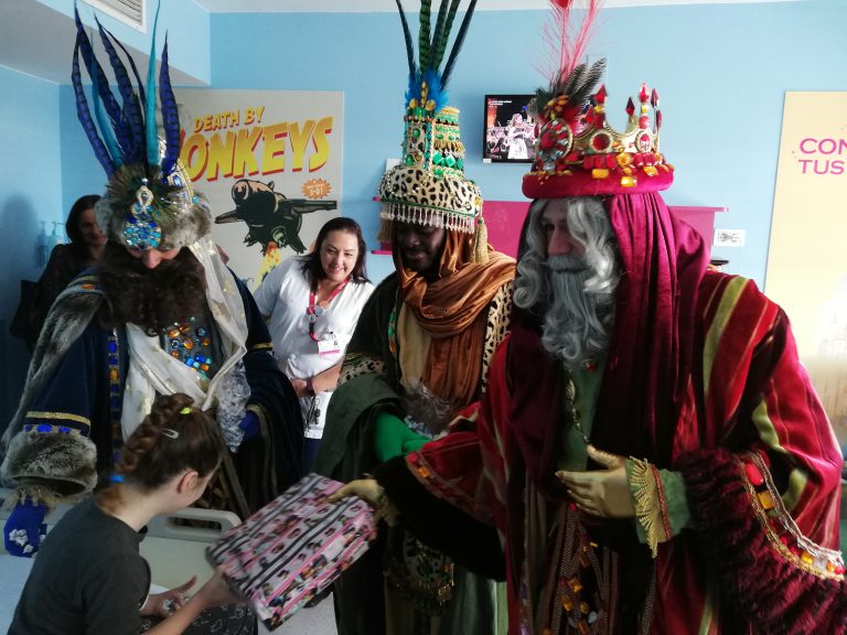 Los Reyes Magos de Oriente han visitado a los niños ingresados en el HUC