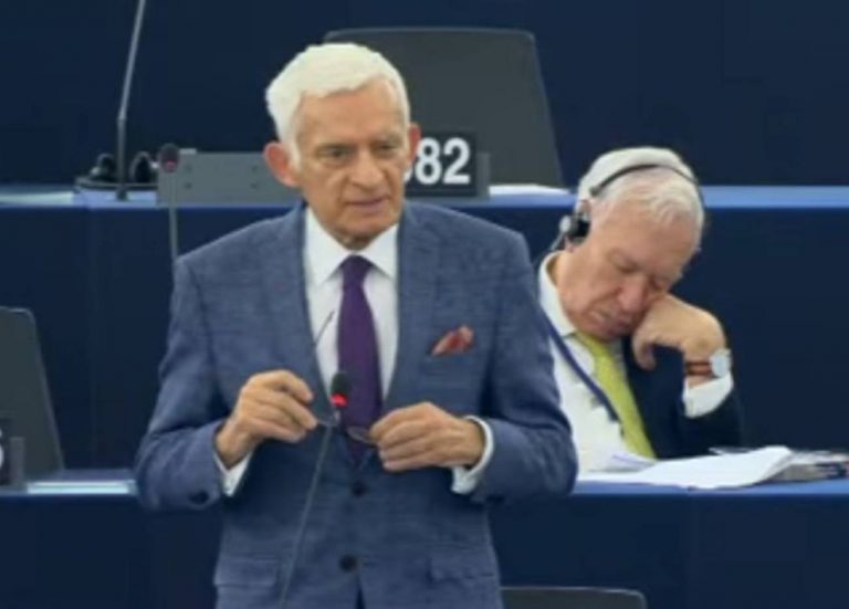 Margallo se queda dormido durante el pleno del Parlamento Europeo