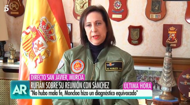 El sorprendente look militar de la ministra de Defensa en la entrevista con Ana Rosa Quintana 1 margarita robles 2