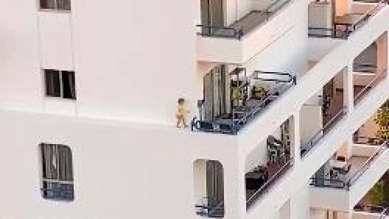 Archivan el caso de la niña que se paseó por una cornisa en Tenerife