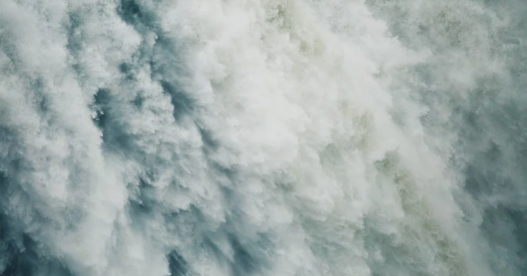 El temporal Gloria devuelve a las playas envases de plástico de hace más de 40 años