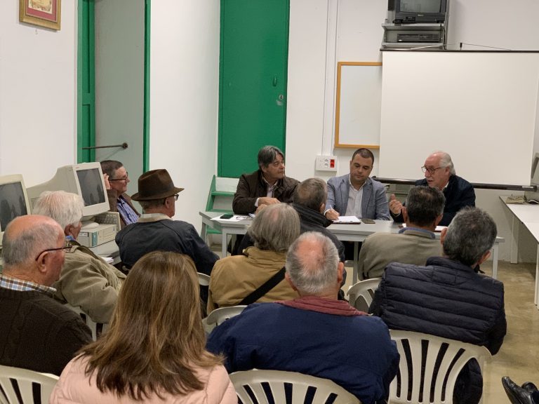 El alcalde, Pedro Rodríguez, y el Consejero de Sector Primario del Cabildo de Gran Canaria, Miguel Hidalgo, mantuvieron un encuentro con los  agricultores y regantes de Santa María de Guía
