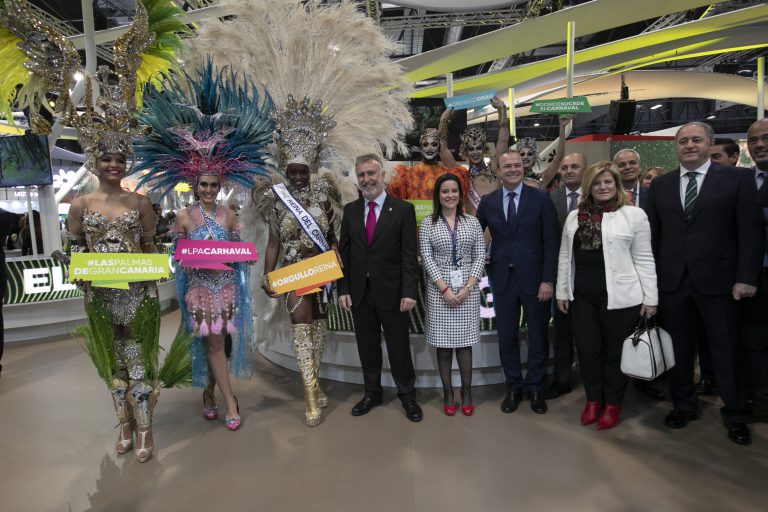 Fitur se rinde ante la troupe del Carnaval