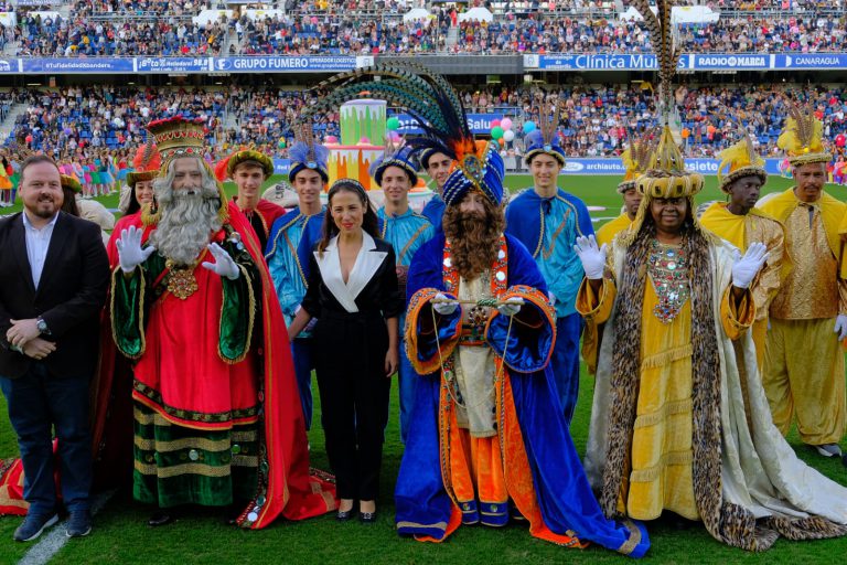 La Reina Dulce y la Princesa Golosina triunfan sobre el ladrón de pasteles y devuelven la llave mágica que abre las casas de Santa Cruz a los Reyes Magos