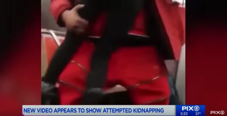 Impactante imágenes: intenta secuestrar a una joven en el metro de Nueva York