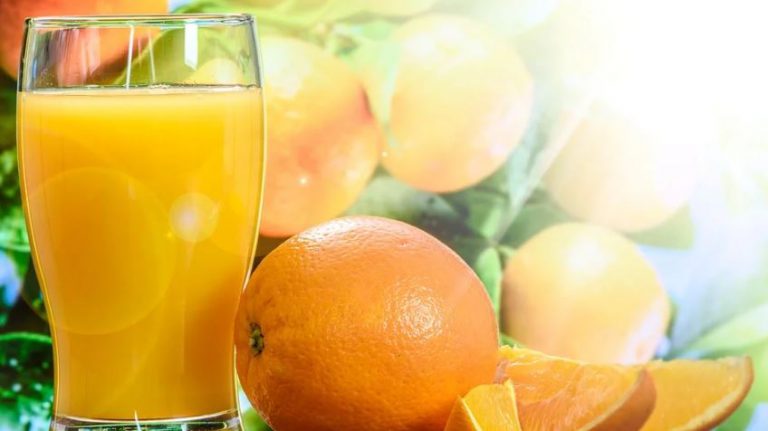 Este es el zumo de naranja natural más barato de los supermercados, según la OCU