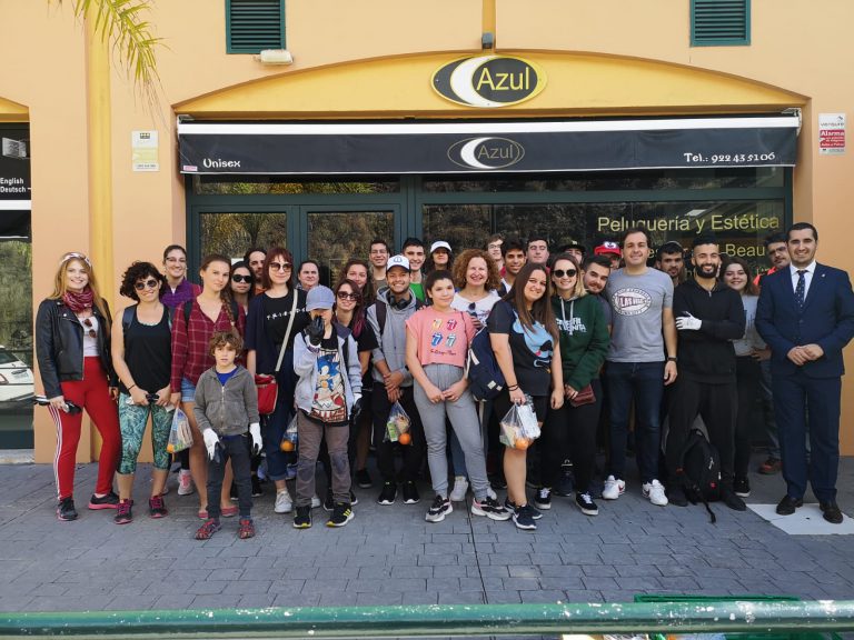 El Área de Juventud apuesta por la concienciación medioambiental con una limpieza de la playa de Los Cancajos