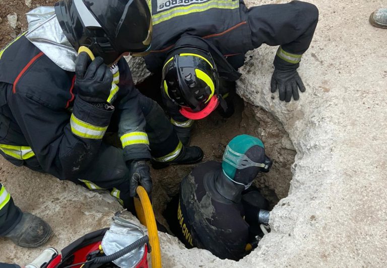 Buscan a un inmigrante que cayó a un canal de aguas fecales tras saltar la valla de Melilla