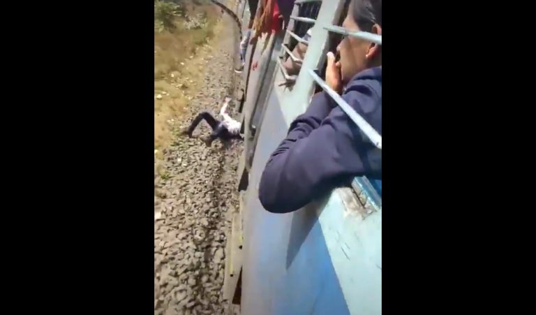 A punto de morir decapitado mientras graba un vídeo colgado de la puerta de un tren