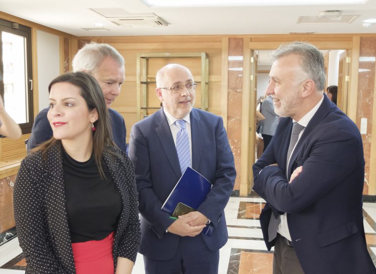 Los responsables de la compañía Iberia Express trasladan a Ángel Víctor Torres las expectativas de crecimiento del 18% en las plazas para este verano en Canarias