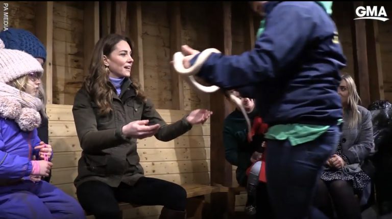 La sorprendente reacción de Kate Middleton cuando le entregaron una serpiente durante un viaje oficial
