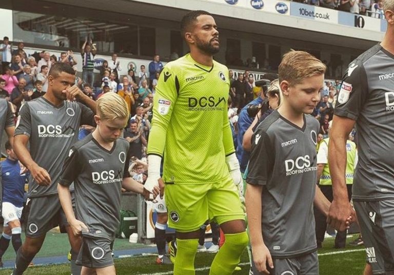 Escándalo en la Premier: las astronómicas cifras que pagan los niños por salir de la mano de los futbolistas antes de los partidos