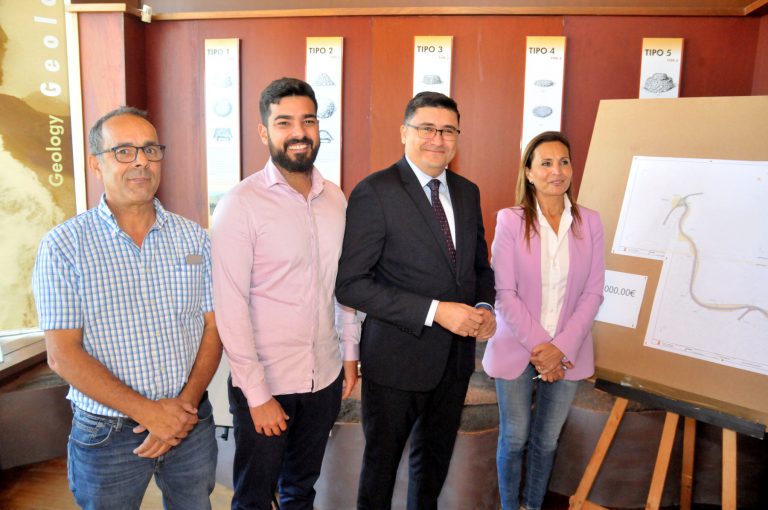 El consejero de Obras Públicas del Cabildo, Miguel Àngel Pèrez, se compromete con la alcaldesa  a realizar la obra de la circunvalación a El Valle en un plazo de dos años