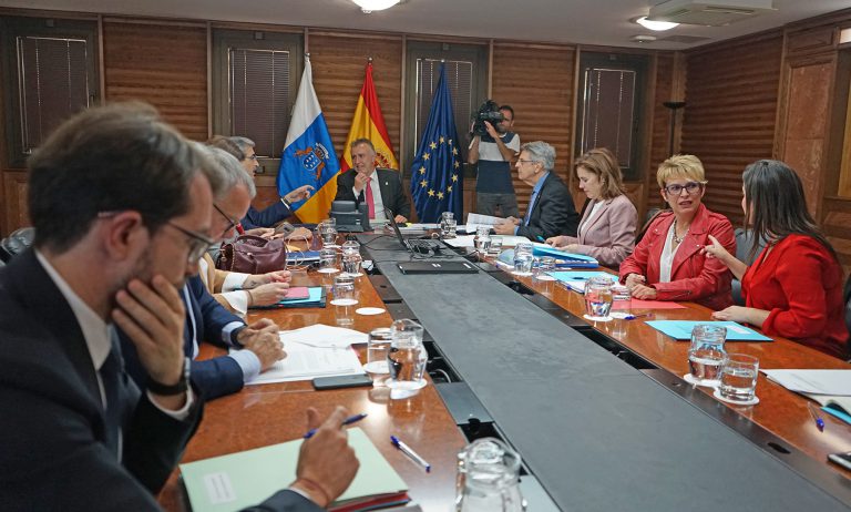 Obras Públicas, Transporte y Vivienda cierra un contrato de 4,4 millones de euros con las navieras para garantizar el transporte marítimo interinsular durante la crisis sanitaria
