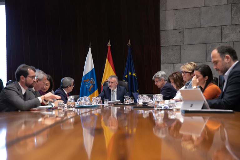 Canarias plantea que los cabildos y los ayuntamientos sean los que gestionen los remanentes que el Gobierno de España pretende desbloquear
