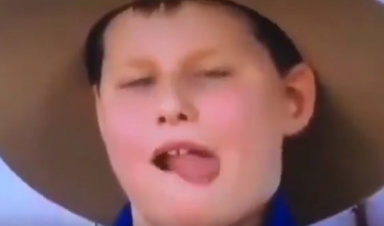 Pillan a un niño comiéndose dos moscas que se posaron en su cara durante un programa de televisión