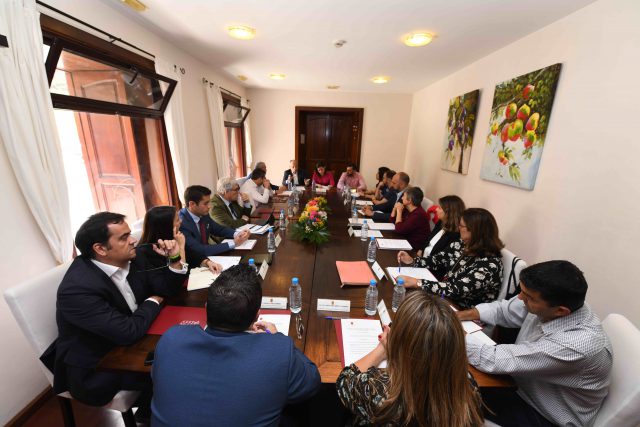 280220 Yaiza Castilla y Casimiro Curbelo con representantes empresariales de La Gomera 1