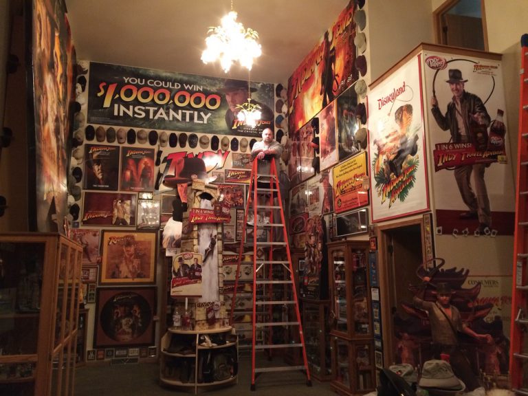 Un hombre adorna su casa con recuerdos de Indiana Jones