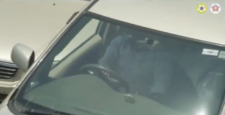 “Pitas más, esperas más”: la curiosa campaña de la Policía de Bombay para que los conductores toquen menos el claxon