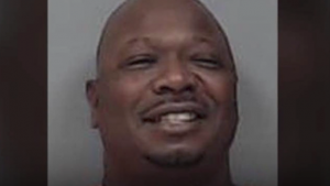 Secuestra a una mujer y la obliga a ver una serie sobre la esclavitud para que “entienda su racismo” 32 442944 902814