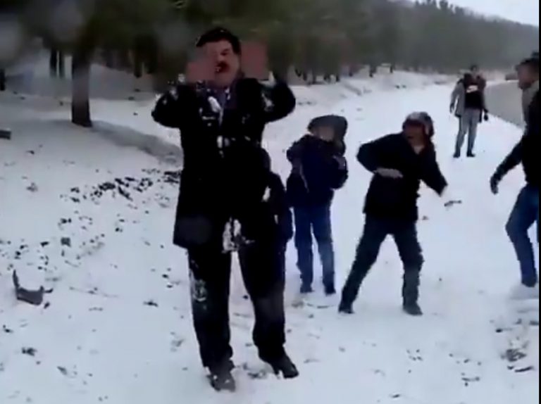 'Acribillan' a bolazos de nieve a un reportero en pleno directo y arruinan su conexión