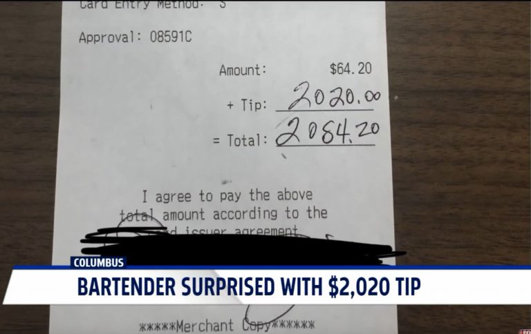 Le dejan más de 2.000 dólares de propina por una cuenta de 64