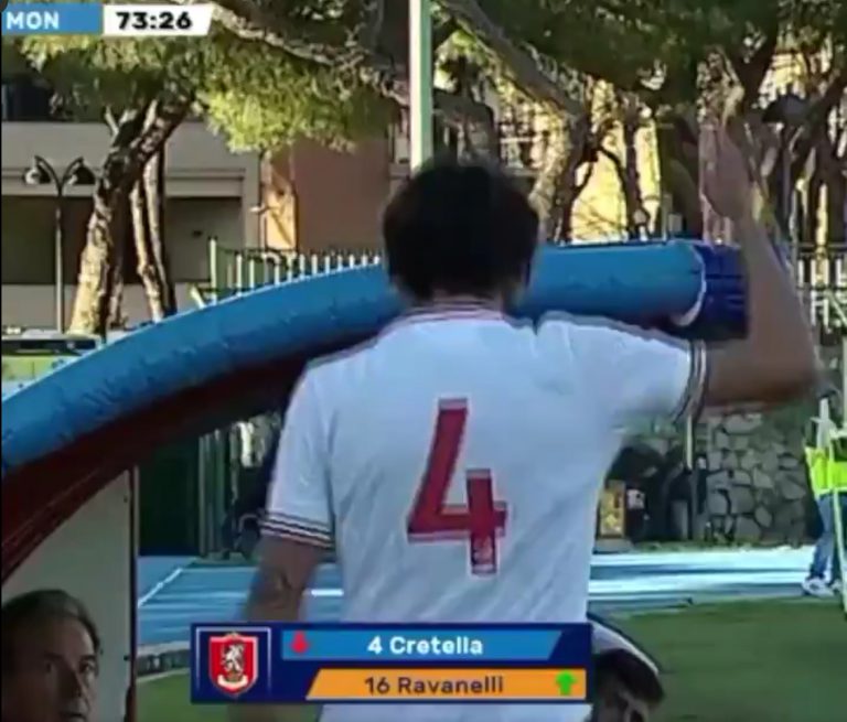 Expulsan a un entrenador por agredir a un jugador de su propio equipo durante un cambio