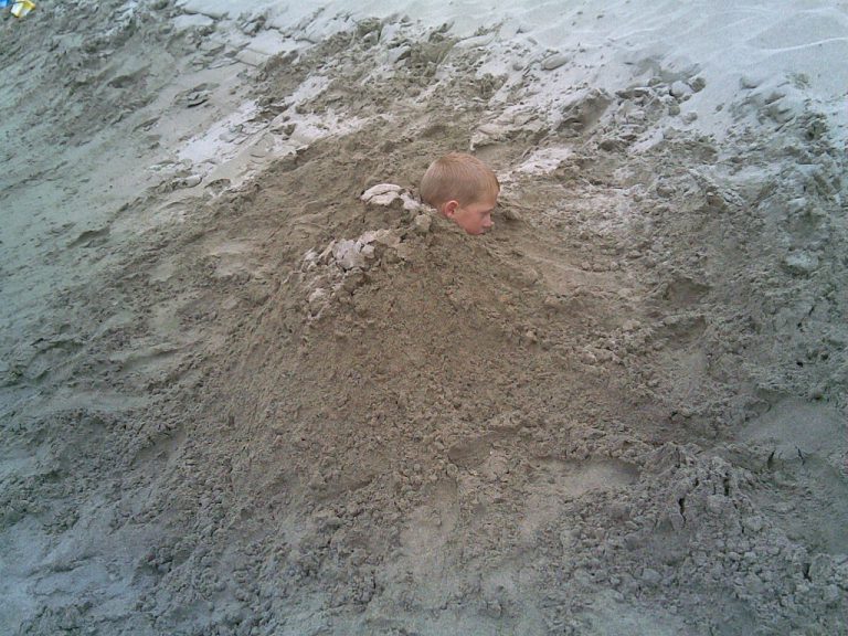 Detenida una pareja por enterrar a su hija de dos años en la playa para tener sexo en el mar