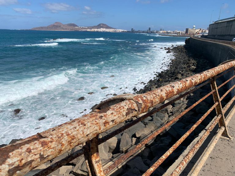 Cs denuncia el grave estado de deterioro que sufren las barandillas que van desde el parque del Rincón hasta el Atlante 