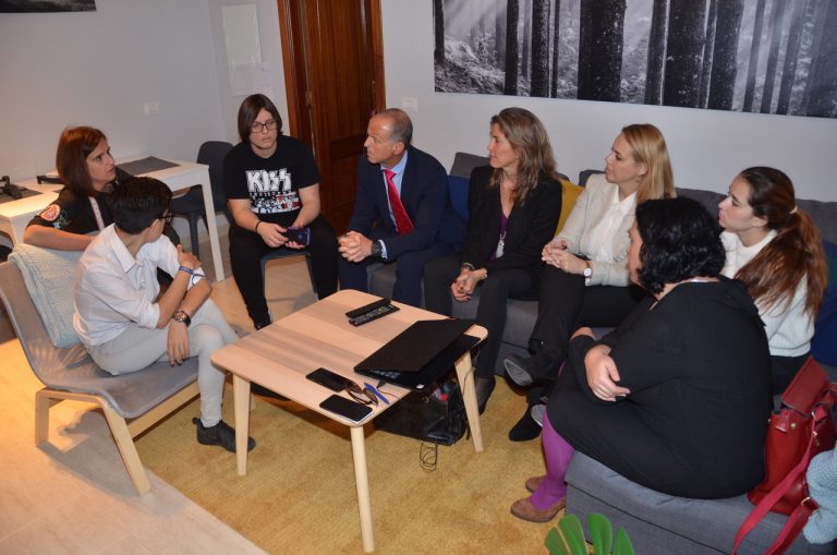 Fundación Cajasiete-Pedro Modesto Campos amuebla un piso a la Fundación Nahia para jóvenes sin recursos